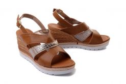 INBLU FG-36 021 camel, sandały damskie. Brązowe sandały Inblu, bez wzorów, bez obcasa, na koturnie, bez zapięcia. Za 129.90 zł.