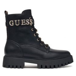 Trapery Guess. Czarne traperki Guess, z aplikacjami, bez obcasa, bez zapięcia. Za 634.99 zł.