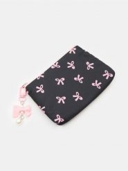 Portfel saszetka z nadrukiem w kokardki z zawieszką - czarny. Czarne nerki i saszetki Sinsay, bez wzorów, bez dodatków. Za 15.99 zł.