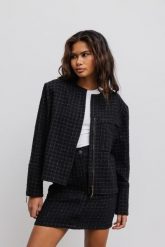 Marynarka ze strukturalnej tkaniny w kolorze CZARNYM - SAVOY. Czarne marynarki i żakiety Marsala, bez wzorów, z bawełny, eleganckie, bez ramiączek. W wyprzedaży za 62.48 zł.