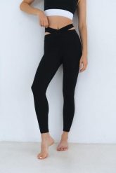 Legginsy do jogi Moonholi V-shape z długimi nogawkami. Czarne legginsy MOONHOLI, bez wzorów, z elastanu, sportowe, długie. Za 199.00 zł.