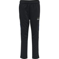 Spodnie dresowe dla dzieci Hummel Ralph. Czarne szorty Hummel, bez wzorów, z dresówki, sportowe. Za 190.50 zł.