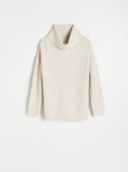 Sweter z luźnym golfem - kremowy. Białe swetry Reserved, l, bez wzorów, z dzianiny, klasyczne, bez ramiączek. W wyprzedaży za 35.99 zł.