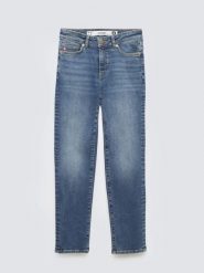 Jeansy damskie z krótką nogawką niebieskie Adela Cropped 296. Niebieskie jeansy BIG STAR, l, bez wzorów, z denimu, klasyczne, krótkie. Za 299.99 zł.