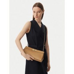 Torebka Tommy Hilfiger. Brązowe kopertówki Tommy Hilfiger, bez wzorów, wizytowe, bez dodatków. Za 529.99 zł.