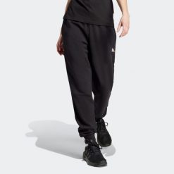 Spodnie dresowe damskie ADIDAS Gym & Pilates. Czarne spodnie dresowe adidas, bez wzorów, z bawełny, na fitness i siłownię. W wyprzedaży za 149.99 zł.