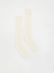 Ażurowe skarpetki - złamana biel. Skarpetki Reserved, w ażurowe wzory. W wyprzedaży za 22.99 zł.