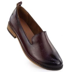 Półbuty damskie lordsy lakierowane bordowe Potocki 19337. Czerwone półbuty wsuwane POTOCKI, bez wzorów, z lakierowanej skóry, bez obcasa. Za 159.99 zł.