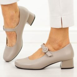 C.Szare półbuty damskie Sergio Leone Pb416. Szare półbuty wsuwane Sergio Leone, na lato, bez wzorów, z materiału, biznesowe, z okrągłym noskiem, bez obcasa, na obcasie. Za 179.00 zł.