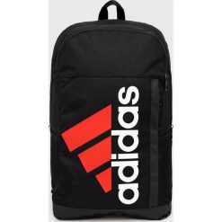 Adidas plecak kolor czarny duży z nadrukiem. Czarne plecaki adidas, bez wzorów, z materiału, do ręki, z nadrukiem, bez dodatków. W wyprzedaży za 134.99 zł.