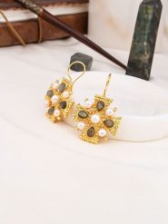 L'Atelier de Gaia Pozłacane kolczyki z perłami i labradorytem rozmiar: onesize. Szare kolczyki L'Atelier de Gaia, z labradorytem, pozłacane. Za 105.14 zł.