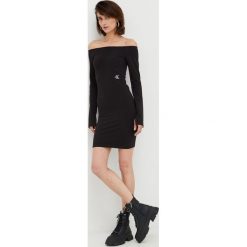 Calvin Klein Jeans sukienka kolor czarny mini dopasowana. Czarne sukienki Calvin Klein Jeans, l, z aplikacjami, z jeansu, bez kołnierzyka, bez ramiączek, maxi, dopasowane. Za 399.99 zł.