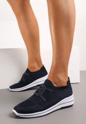 Granatowe Buty Sportowe na Koturnie z Elastyczną Cholewką przed Kostkę Vataria. Niebieskie buty sportowe lifestyle Born2be, bez wzorów, z jeansu, klasyczne, przed kostkę, bez zapięcia. W wyprzedaży za 52.49 zł.