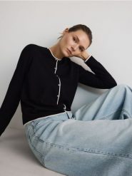 Kardigan z kontrastową lamówką - czarny. Czarne swetry Reserved, l, bez wzorów, z dzianiny, bez ramiączek. W wyprzedaży za 69.99 zł.