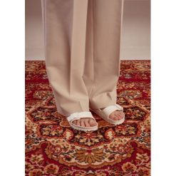 Birkenstock Arizona Essentials Klapki damskie białe. Białe klapki Birkenstock, bez wzorów, młodzieżowe, bez obcasa, bez zapięcia. Za 229.99 zł.