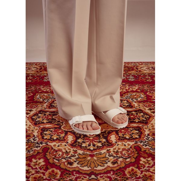 Birkenstock Arizona Essentials Klapki damskie białe. Białe klapki Birkenstock, bez wzorów, młodzieżowe, bez obcasa, bez zapięcia. Za 209.99 zł.