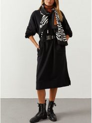 Milan Kiss Sukienka w kolorze czarnym rozmiar: M. Czarne sukienki Milan Kiss, na co dzień, m, bez wzorów, bez kołnierzyka, bez ramiączek, midi, proste. Za 165.99 zł.