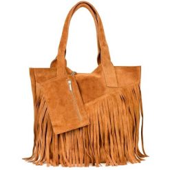 Shopperka boho skórzana VERA PELLE L83 camelowa. Brązowe torebki klasyczne z aplikacjami, z materiału, boho, zamszowe, bez dodatków. Za 159.99 zł.