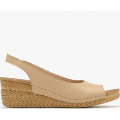 Sandały na platformie HAYLEY. Brązowe sandały Ryłko, bez wzorów, z gumy, bez obcasa, na platformie, bez zapięcia. Za 229.99 zł.