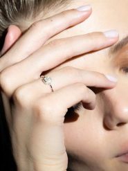 Maison héritage PARIS Złoty pierścionek "Solitaire Regina" z diamentami rozmiar: 56. Szare pierścionki maison héritage PARIS, z diamentem, złote. Za 1,391.99 zł.