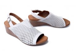 PIAZZA 910135-03 weiss, sandały damskie. Białe sandały Piazza, bez wzorów, ze skóry, bez obcasa, na koturnie, bez zapięcia. Za 319.90 zł.
