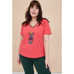 T-Shirt Damski Gekon Plus Size Corallo. Czarne t-shirty blue shadow, plus size, z aplikacjami, z bawełny, wakacyjne, bez kołnierzyka, bez ramiączek. Za 179.90 zł.