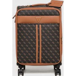 Guess walizka kolor brązowy. Brązowe walizki Guess, z nadrukiem. Za 739.99 zł.