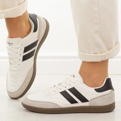 Biało czarne półbuty damskie American Club RD33. Białe buty sportowe lifestyle American CLUB, na jesień, bez wzorów, z jeansu, klasyczne, z okrągłym noskiem, bez zapięcia. Za 179.00 zł.