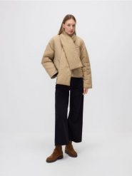 Kurtka z odpinanym szalem - beżowy. Brązowe kurtki Reserved, l, bez wzorów, z tkaniny, bez kaptura. W wyprzedaży za 159.99 zł.