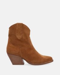 BRĄZOWE KOWBOJKI Z ZAMSZU 153-70 LIS C CUO. Brązowe botki Venezia, bez wzorów, ze skóry, bez obcasa, bez zapięcia. Za 349.00 zł.