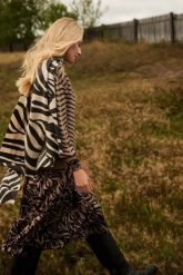 Dwukolorowy szalik. Szaliki i kominy MOODO, bez wzorów, z poliesteru. W wyprzedaży za 23.99 zł.