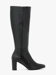 Czarne kozaki z szeroką cholewką. Czarne kozaki Ryłko, bez wzorów, ze skóry, eleganckie, bez obcasa, na obcasie, bez zapięcia. Za 699.99 zł.