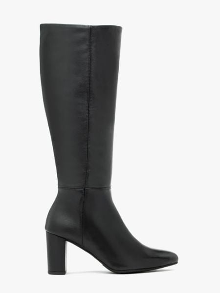 Czarne kozaki z szeroką cholewką. Czarne kozaki Ryłko, bez wzorów, ze skóry, eleganckie, bez obcasa, na obcasie, bez zapięcia. Za 699.99 zł.