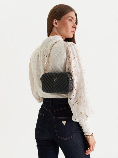 Guess Torebka J4GZ23 WFZL0 Czarny. Czarne kopertówki Guess, z aplikacjami, ze skóry, wizytowe, bez dodatków. Za 189.99 zł.
