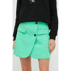 Vero Moda spódnica kolor zielony mini prosta. Zielone spódnice Vero Moda, na co dzień, bez wzorów, mini, proste. W wyprzedaży za 87.99 zł.