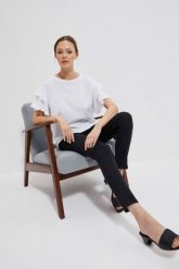 Bluzka z falbanami biała. Białe bluzki MOODO, l, bez wzorów, z bawełny, bez kołnierzyka, bez ramiączek. W wyprzedaży za 20.99 zł.