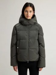 Woolrich Kurtka puchowa w kolorze ciemnozielonym rozmiar: M. Zielone kurtki Woolrich, m, bez wzorów, z puchu, bez kaptura. Za 1,298.90 zł.