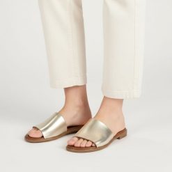 Klapki damskie Armodo, cholewka ze skóry naturalnej o prostej wsuwanej konstrukcji szeroki pasek stabilizujący stopę płaska podeszwa z lekkim profile. Żółte klapki Armodo, bez wzorów, ze skóry, eleganckie, bez obcasa, na obcasie, bez zapięcia. Za 269.00 zł.