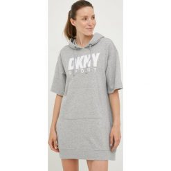 Dkny sukienka DP2D4571 kolor szary mini prosta. Szare sukienki DKNY, na co dzień, l, bez wzorów, z dzianiny, bez kołnierzyka, bez ramiączek, mini, proste. W wyprzedaży za 309.99 zł.