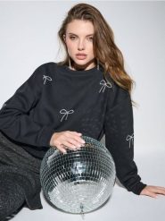 Bluza crewneck ze wzorem w kokardy - czarny. Czarne bluzy Sinsay, l, bez wzorów, bez ramiączek, bez kaptura. Za 49.99 zł.