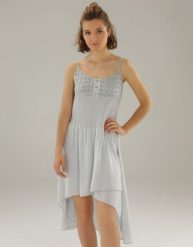 Szara sukienka mini. Szare sukienki Unisono, l, bez wzorów, z tkaniny, bez kołnierzyka, bez ramiączek, mini, rozkloszowane. Za 139.00 zł.