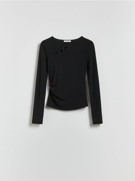 Bluzka z ozdobnym detalem - czarny. Czarne bluzki Reserved, l, bez wzorów, z dzianiny, bez kołnierzyka, bez ramiączek. Za 69.99 zł.