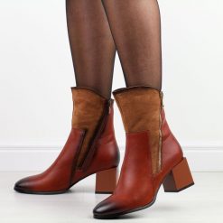J.Brązowe botki damskie na obcasie Jezzi asa217-9. Brązowe botki Jezzi, bez wzorów, ze skóry, eleganckie, bez obcasa, na obcasie, bez zapięcia. W wyprzedaży za 174.30 zł.