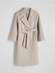 Dwurzędowy płaszcz oversize - beżowy. Brązowe płaszcze Reserved, l, bez wzorów, z tkaniny, bez kaptura. Za 259.99 zł.