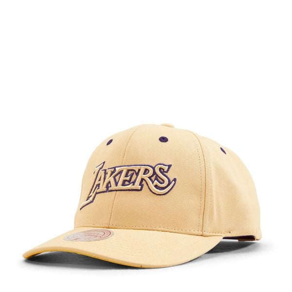 Czapka typu snapback Los Angeles Lakers. Żółte czapki z daszkiem Mitchell & Ness, bez wzorów, sportowe. Za 189.00 zł.