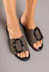 Czarne Klapki Vices z Geometryczną Ozdobą Arrisaria. Czarne klapki Born2be, z aplikacjami, eleganckie, bez obcasa, na płaskiej podeszwie, bez zapięcia. Za 69.99 zł.