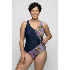 Damskie Strój kąpielowy efekt kopertowy miękkie miseczki ozdobny pierścień. Niebieskie stroje jednoczęściowe Ulla Popken, bez wzorów, z elastanu, sportowe. Za 239.99 zł.