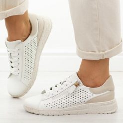 Białe skórzane półbuty damskie Jezzi 137. Białe półbuty wsuwane Jezzi, na jesień, w ażurowe wzory, z jeansu, casualowe, bez obcasa, na płaskiej podeszwie. Za 239.00 zł.