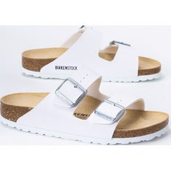Klapki damskie białe Birkenstock Arizona BF. Białe klapki Birkenstock, bez wzorów, młodzieżowe, bez obcasa, bez zapięcia. Za 239.99 zł.