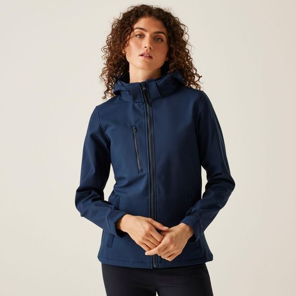 Damska 3-warstwowa kurtka softshell z kapturem Venturer z nadrukiem. Fioletowe kurtki przejściowe sportowe Regatta, na zimę, bez wzorów, z softshellu, z kapturem, trekkingowe. Za 269.99 zł.